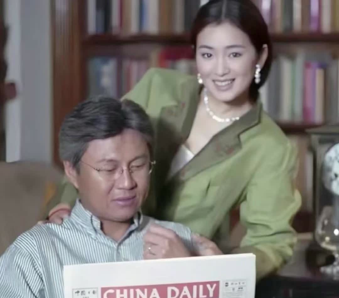 1999年，巩俐和丈夫黄和祥在香港家中豪宅内的留影，黄和祥坐在椅子上，正在悠闲地