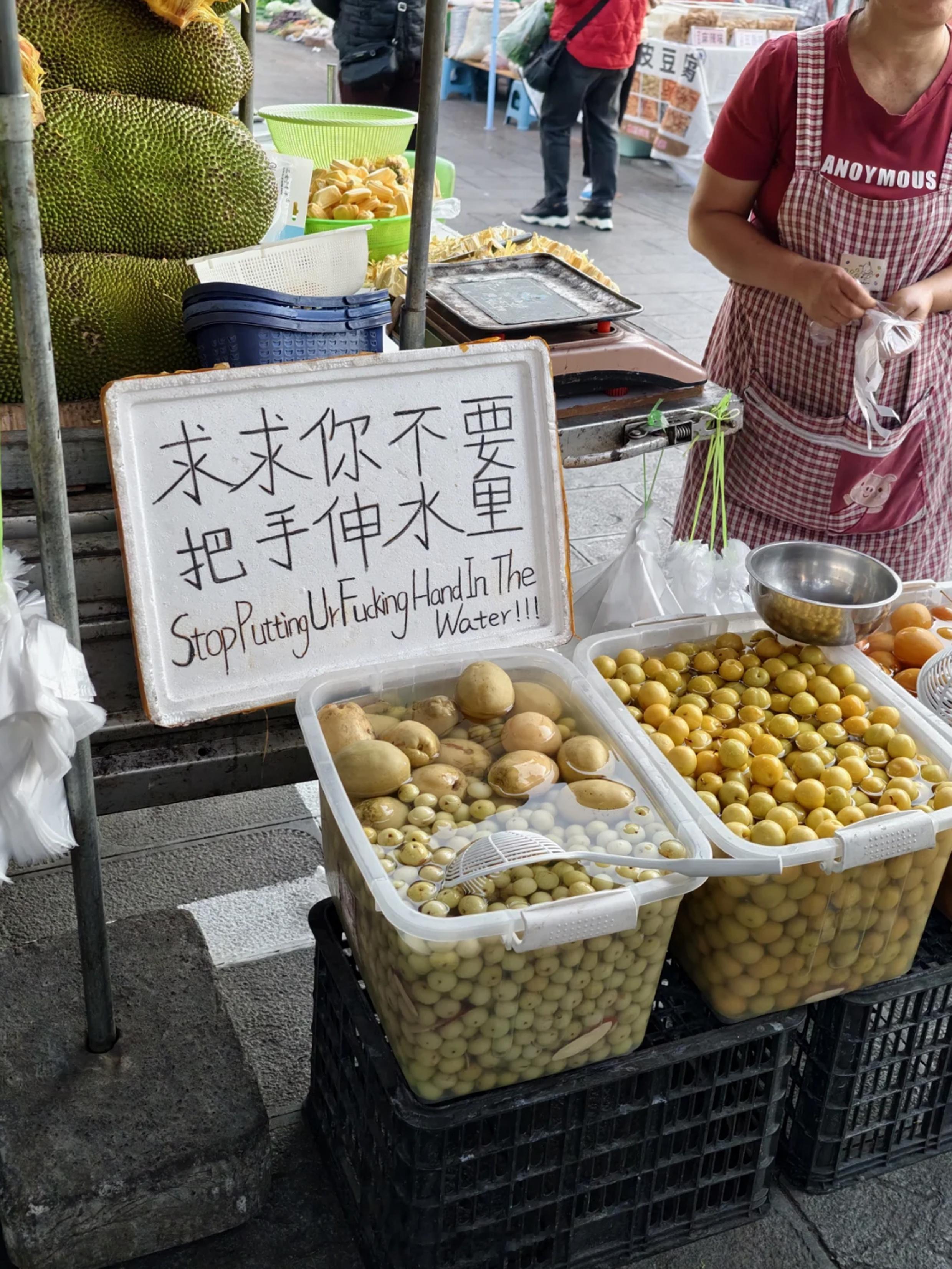 用中文友善有礼用英文重拳出击表达的意思差不多[笑着哭]​​​