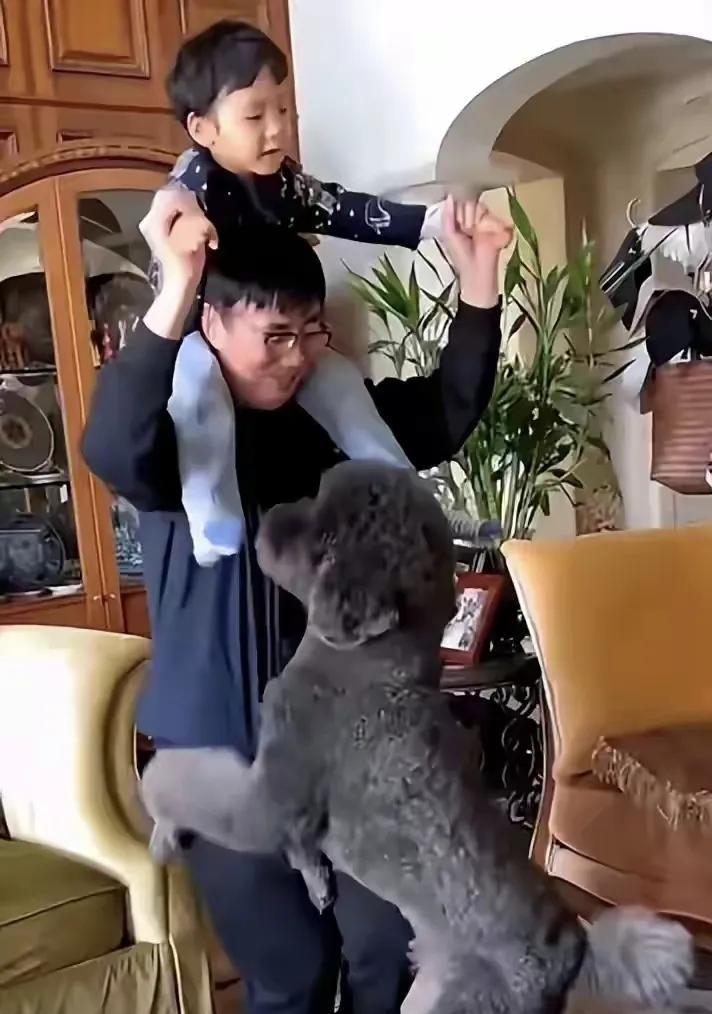 范明真的是爱屋及乌的代表了，娶了厉玲，照顾继子韩冷，甚至对继子韩冷的儿子也是疼爱