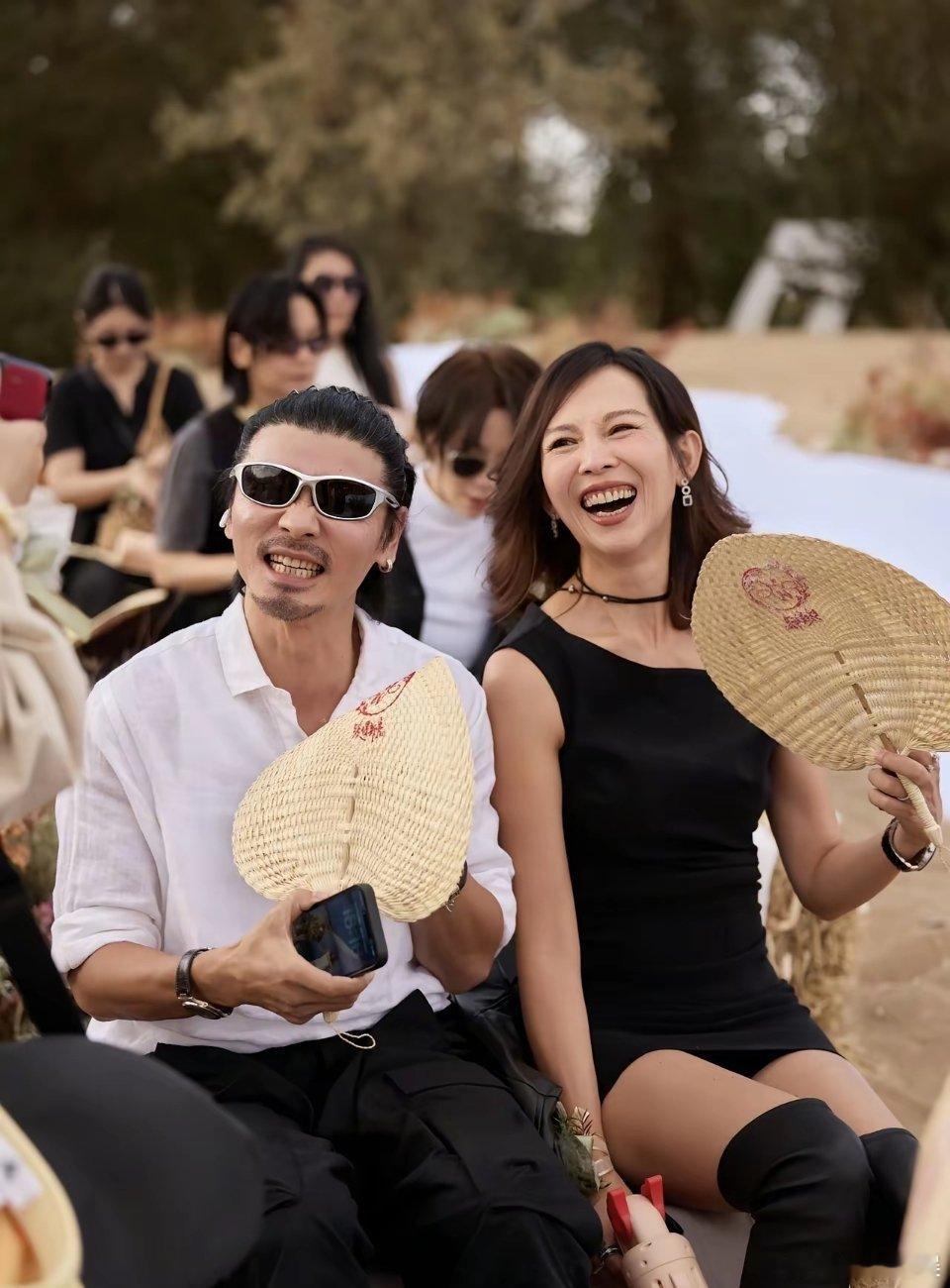 蔡少芬张晋来敦煌参加白举纲婚礼！张晋是值发了吗，好奇怪的发际线。沙漠办婚礼，那还