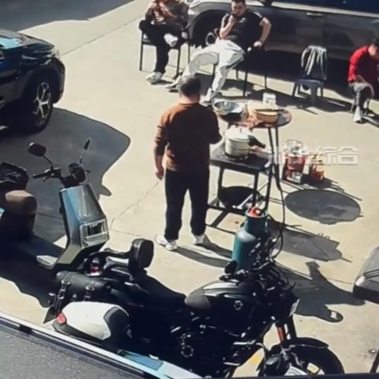 湖北男子用老高压锅炖羊腿请客，锅里塞满了肉超过三分之二，胶垫早就旧了，排气孔堵死