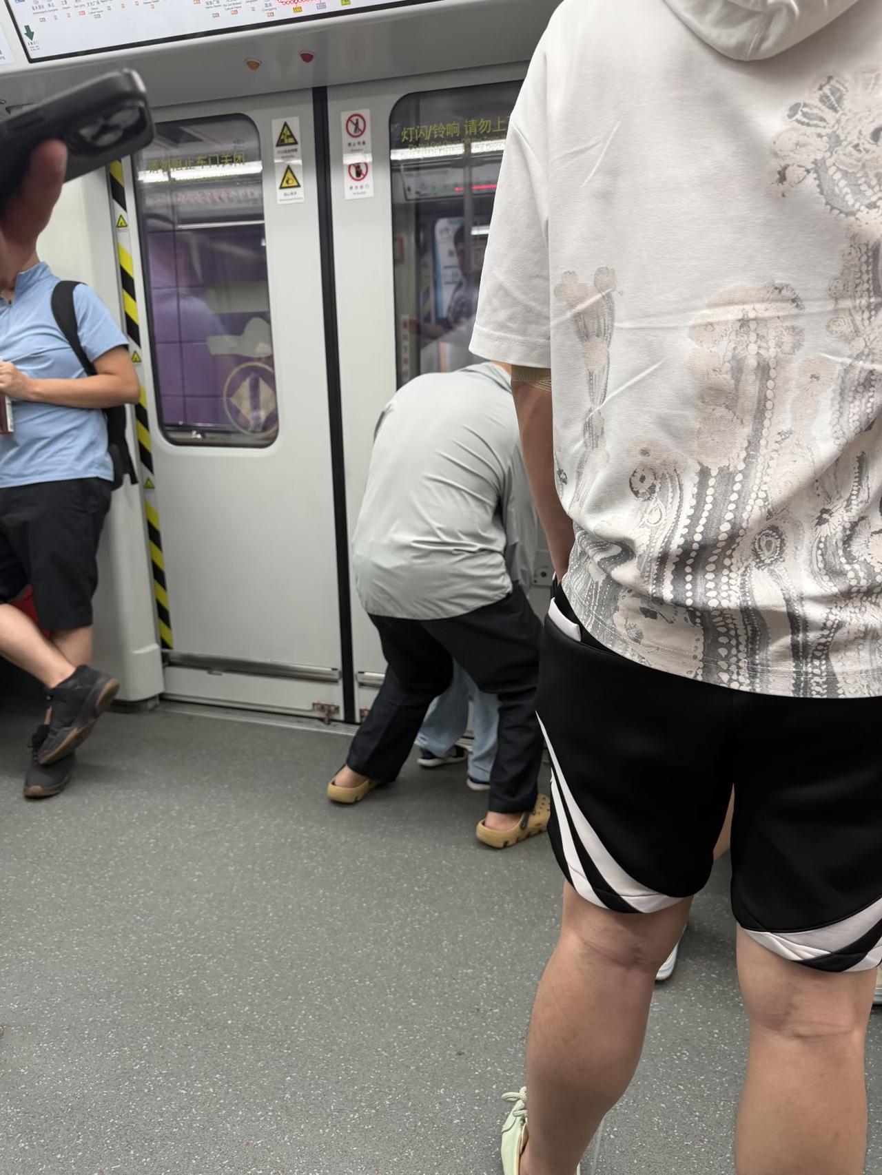 震惊！广州地铁有人直接在地铁车厢内把尿？昨天(7月13日)，有街坊在广州地铁