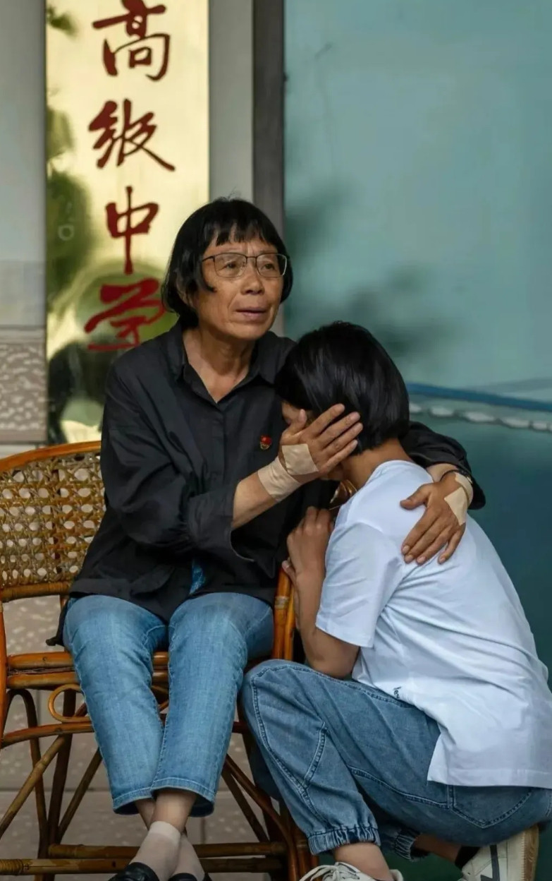 主持人问张桂梅：为什么不教男孩子，偏偏只教女孩子？张桂梅：我举个例子得了，我有个