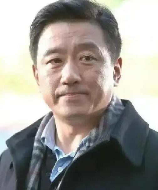 1997年，一男主角拍了70%的戏，以为拿捏住了剧组，当场罢演要加钱。导演陈国军