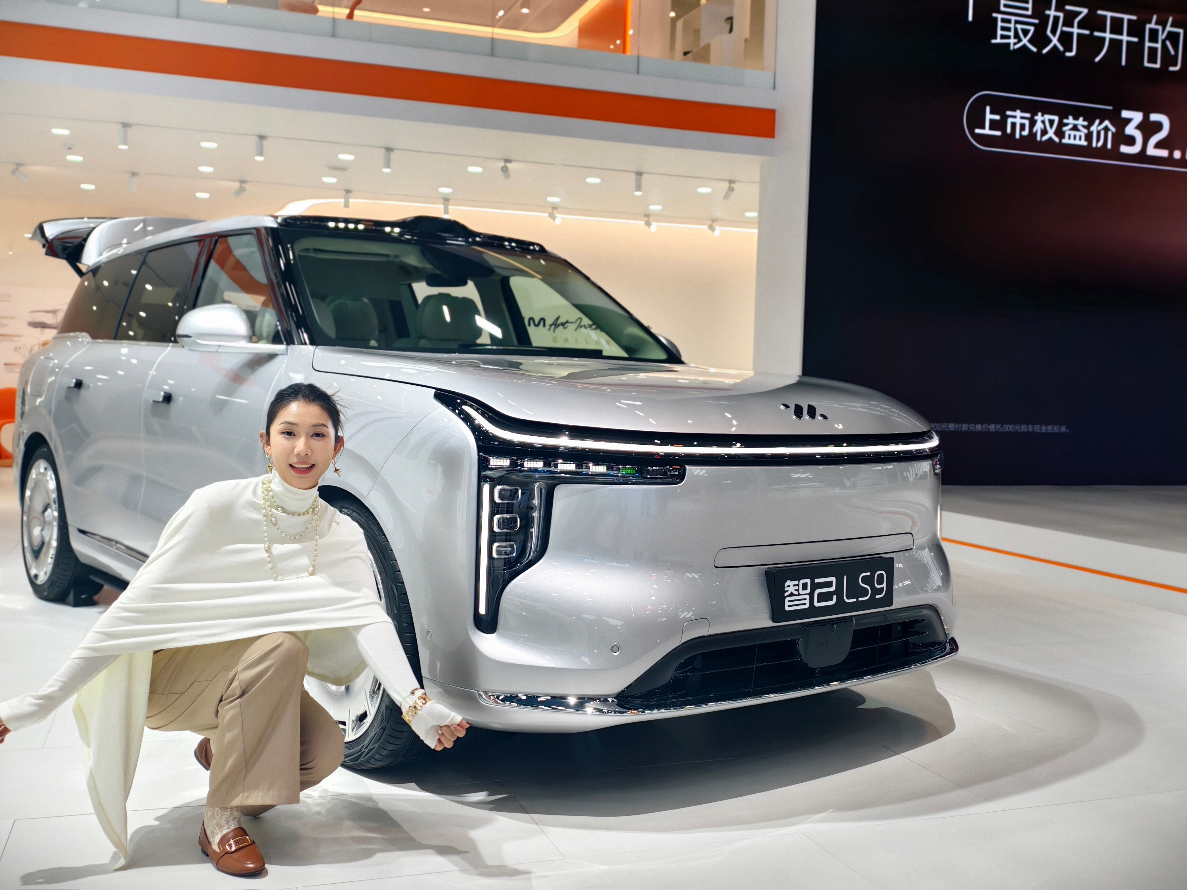 我同事说我今天穿的特适合拍这车智己LS9的三个颜色！大家觉得哪个好看？（乱入一个