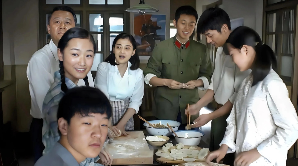 《父母爱情》中，在那个年代，他们家一天三顿白面馒头，炒一大盆肉放厨房，一口气买下