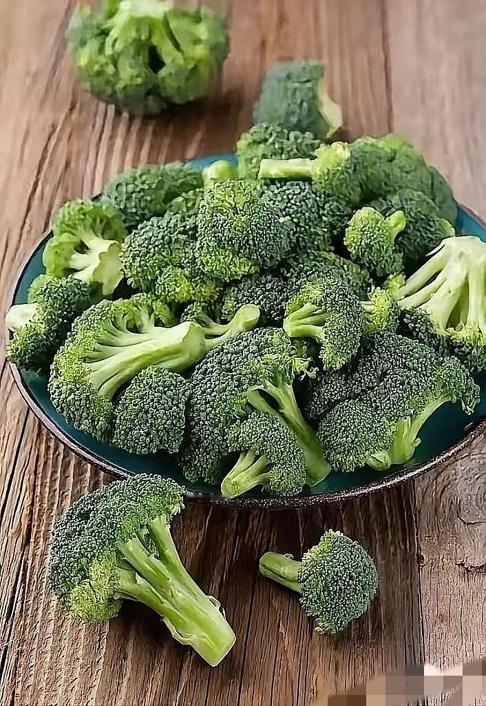 西兰花好吃又有营养，但很多人担心农药残留。其实，它的虫害确实严重，尤其是自家