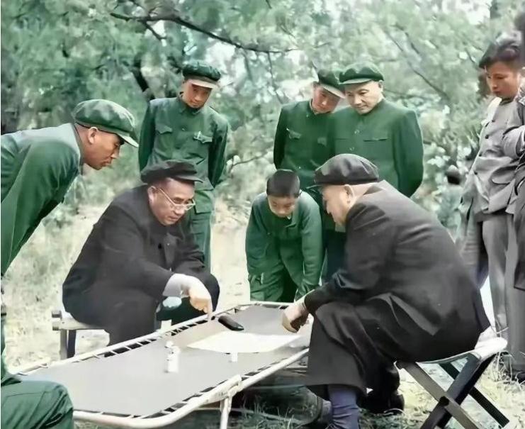 你知道下棋这两个人是谁吗？1953年秋天，十三陵水库边，彭德怀刚从朝鲜战场凯