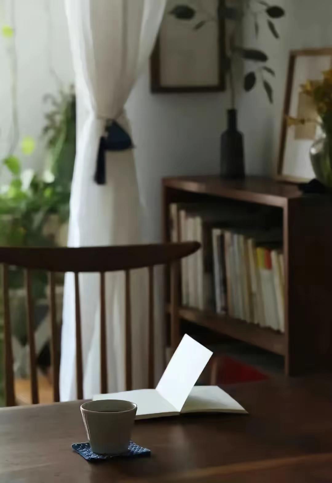 一位历史学家说过的一段让人醍醐灌顶的话：“从古至今，真正能长期暴利的生意，就只有