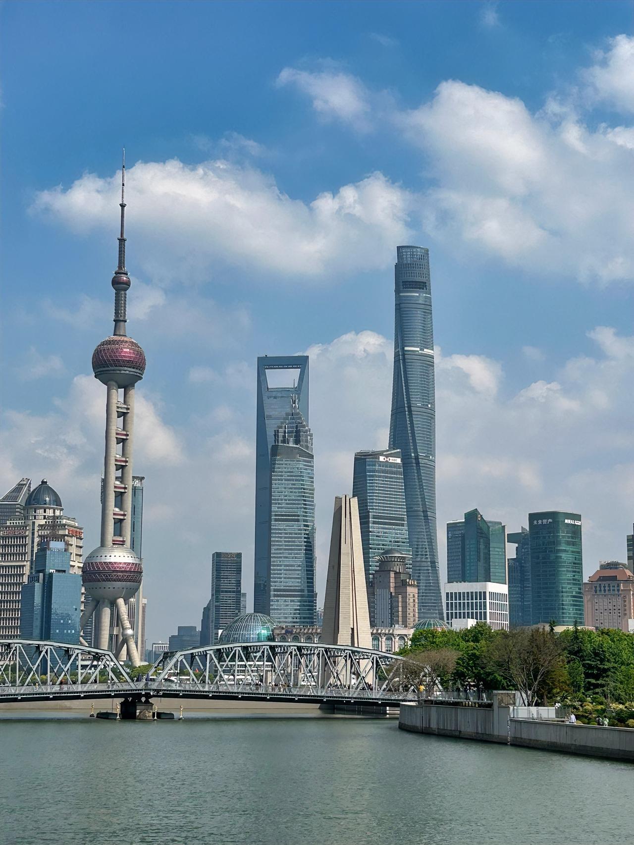 上海外滩打卡留念在上海外滩苏州河桥上打卡。并拍摄了外白渡桥与陆家嘴国际金融区的“