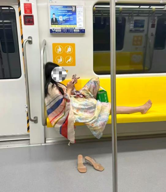 有些人真拿地铁当自家客厅了，就这么一躺也太舒服了，不过就是没有尊重其他乘客，素质