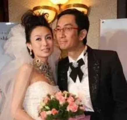 1993年，王晶邀请吴启华出演《九品芝麻官》，告诉他：“你演一个律师”，吴启华觉