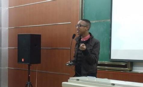 支持家长！幼儿园黑人外教遭抗议！家长们的担忧可以理解。幼儿园请了位黑人