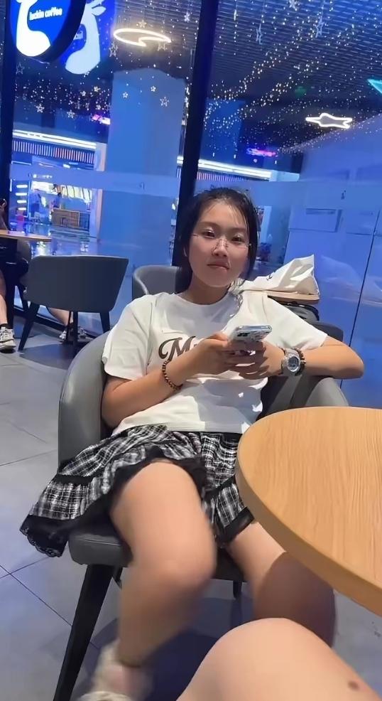 漂亮女孩商场休息。