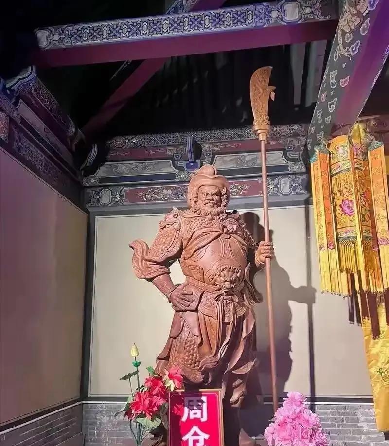 周仓这个人根本不存在，但成都武侯祠里面竟然有他，这是为什么呢？有人说，史料上没