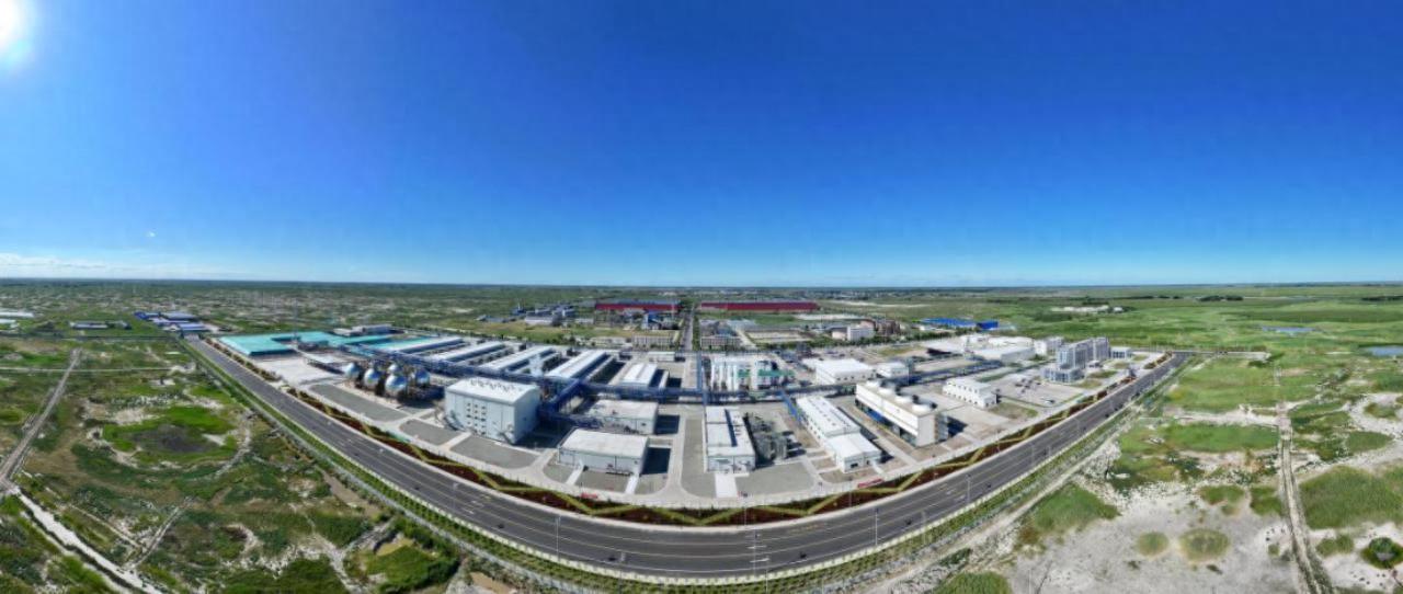 中国正在改写能源游戏规则！很多人最近刷到一条消息，中国一船绿氨从内蒙古出发，