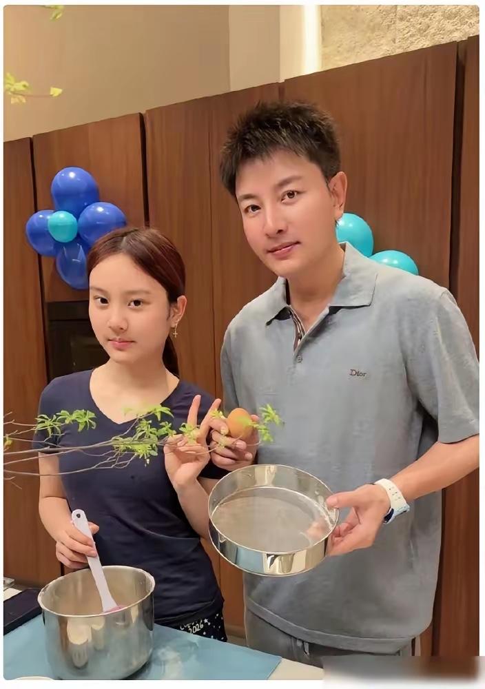 戴绿帽，被全网嘲，贾乃亮42岁生日只跟女儿过。我告诉你，这男人早就不是你想的那样