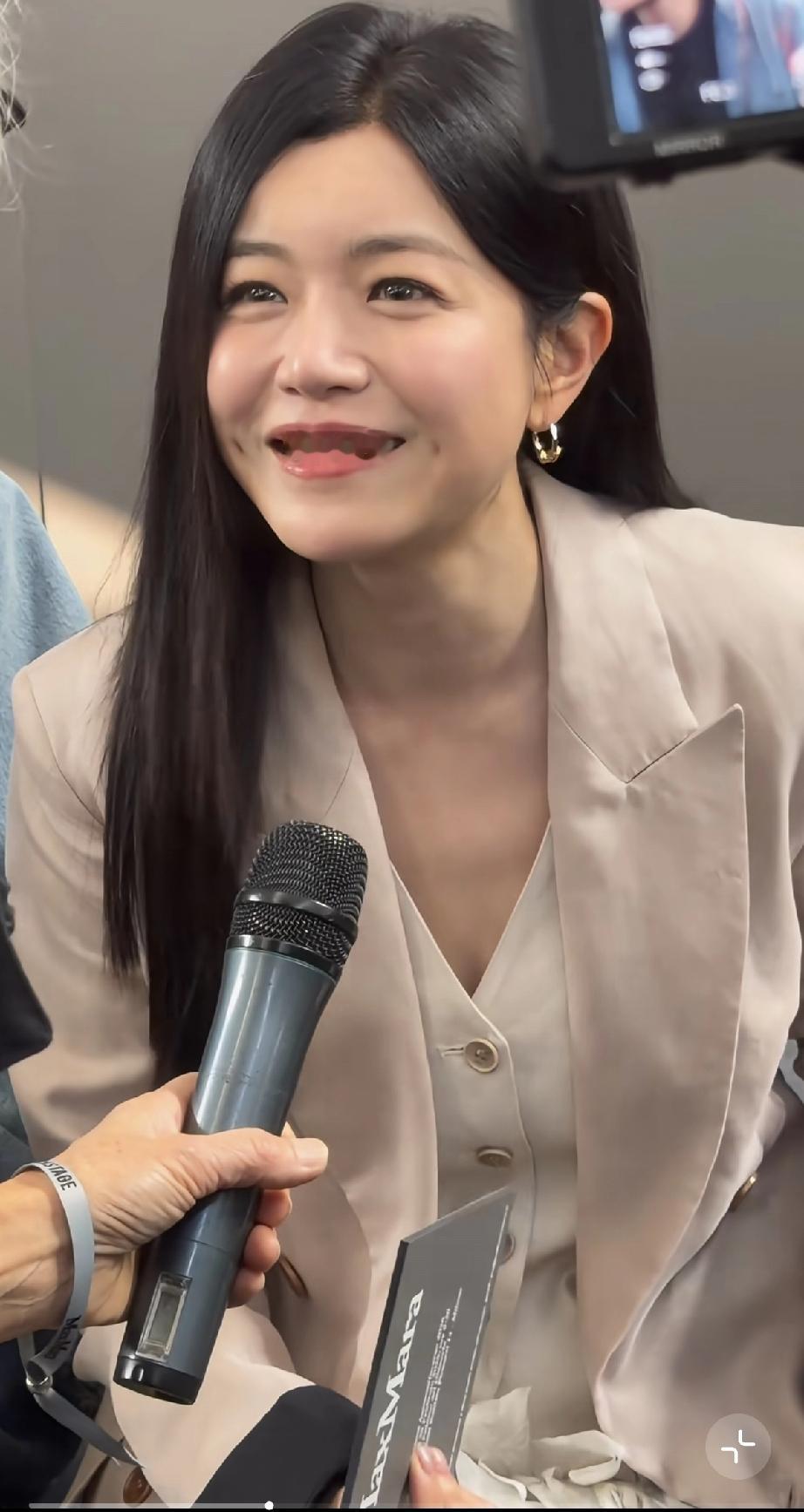 如此近距离的陈妍希被打假了，疑牙齿做贴片，头发也有贴片!2月26日，陈妍希现