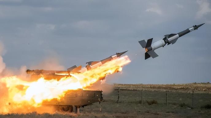 当地时间11月3日清晨，俄军从坦波夫州上空出动3架米格-31K，一口气发射三枚“