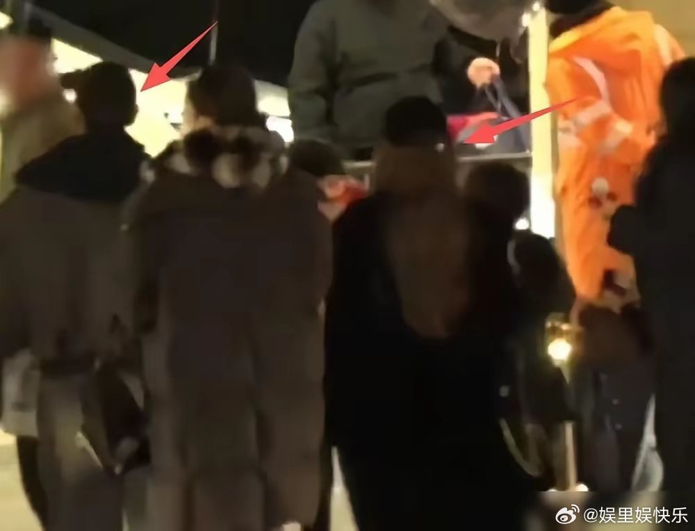 劝你别再瞎喊明星复婚了！这对离婚4年的前任，才把“为了孩子”玩明白了！上海迪士