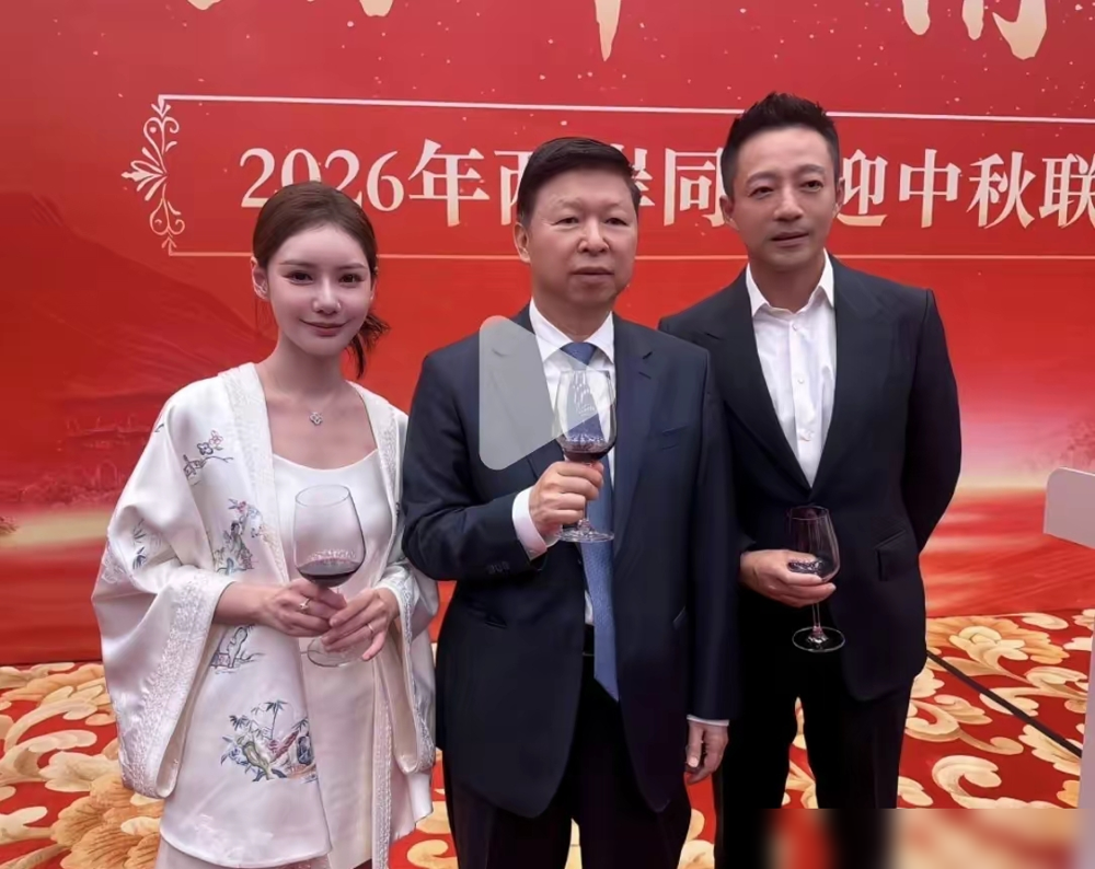 汪小菲带着马筱梅往那一站，台媒的镜头全怼过去了。400多人的场子，300多个台湾嘉宾，他俩是知名两岸