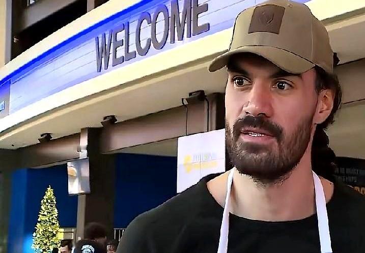 亚当斯这哥们儿是真敢说。最近参加社区活动，聊到了感恩节。他直接跟美国人挑明了