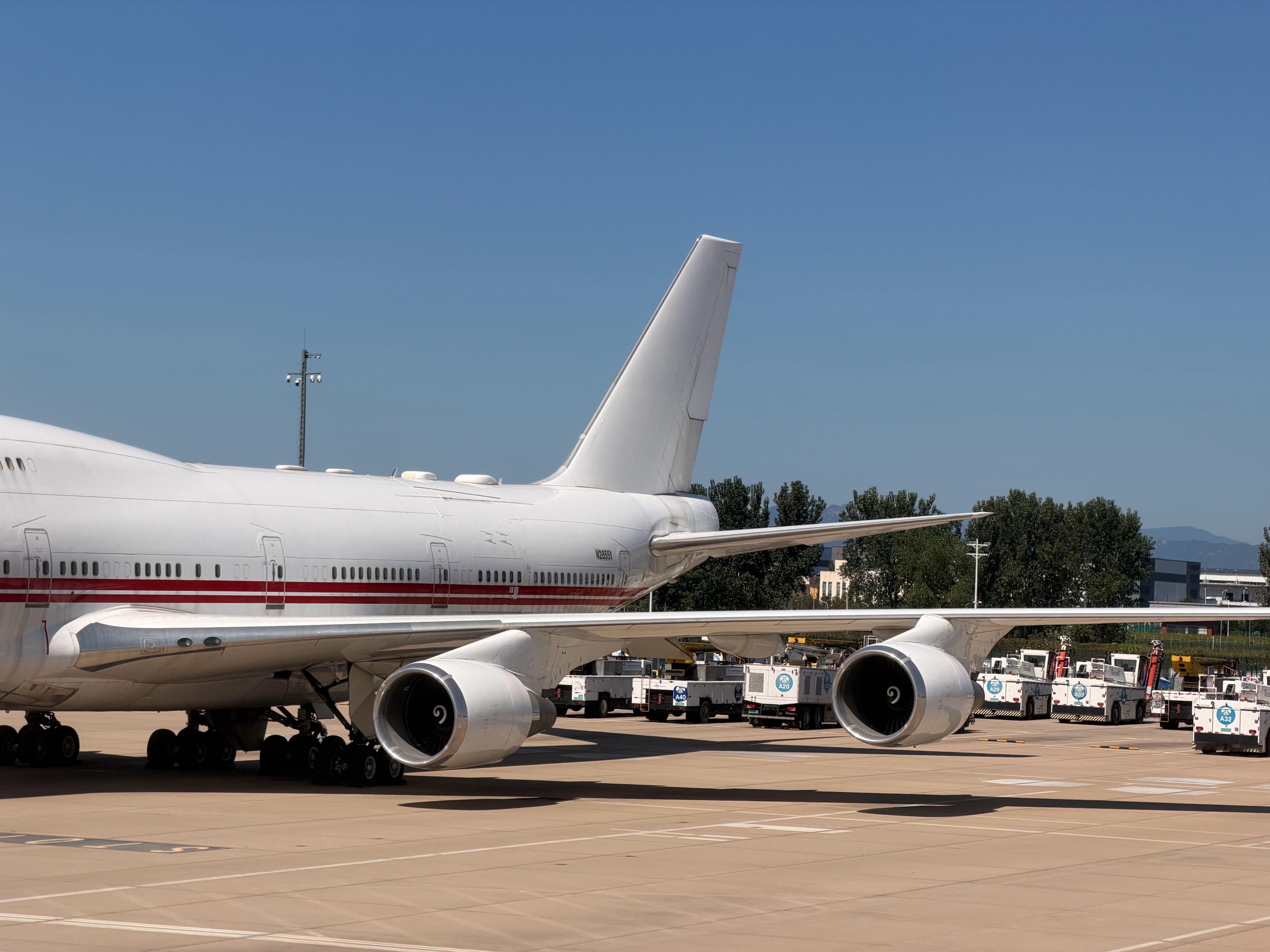 在首都机场碰见波音747-400私人飞机，这也是全球为数不多能够私人购买的波音747专机。这架飞机之