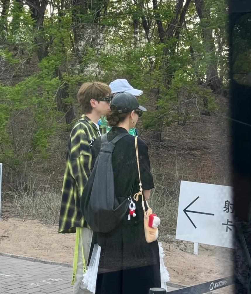阿那亚偶遇戚薇李承铉一家。lucky穿着格子衫很漂亮，最近戚薇一家刚从...