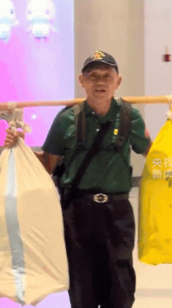 上人民日报了！8月11日湖南，老人坐6小时高铁，去广州找儿子，结果，儿子看到父亲