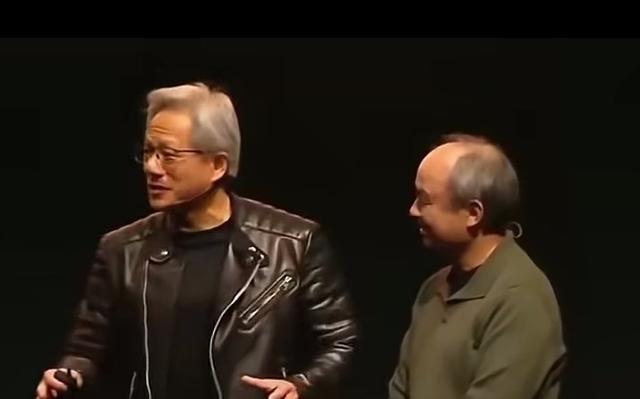 黄仁勋当众调侃孙正义说，你们中的许多人可能不知道这个，有一段时间，孙正义是英伟达