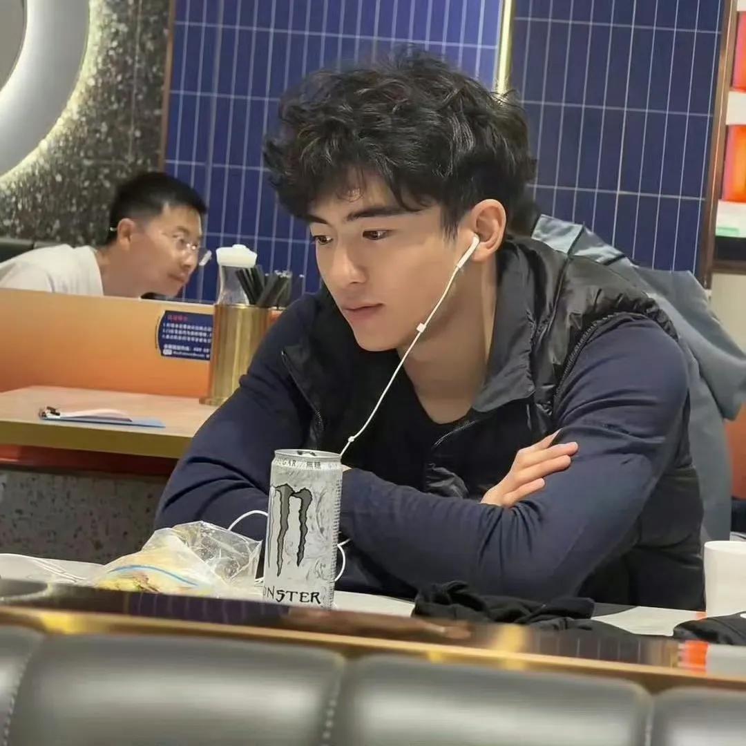 偶遇谢霆锋张柏芝的大儿子，长得很帅啊，五官很立体，看照片给我一种文静大学生的