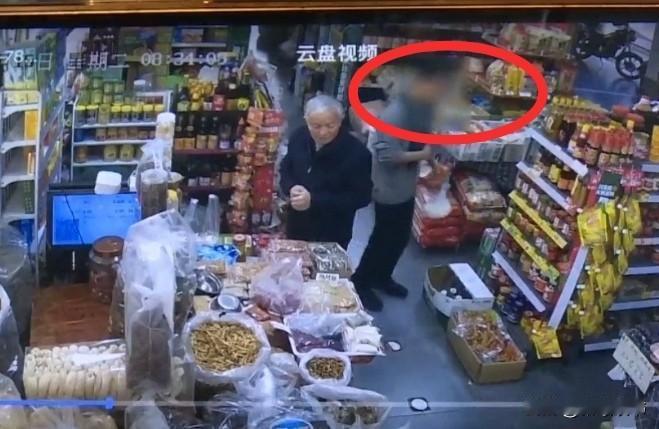 广东一调料店，店主瞥见那男子又来，对新店员叮嘱：“一会儿盯紧收银台！”店员应：“