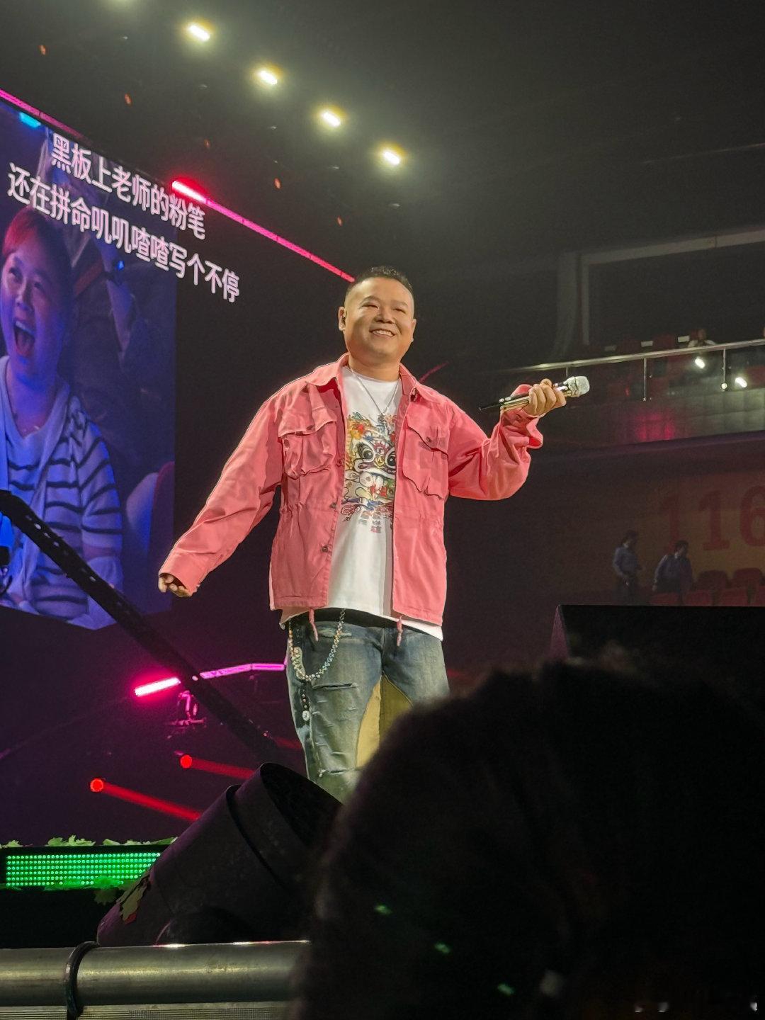 岳云鹏教蔡磊儿子快板岳云鹏是个很有社会责任感的艺人。2021年河南多地暴雨致灾，