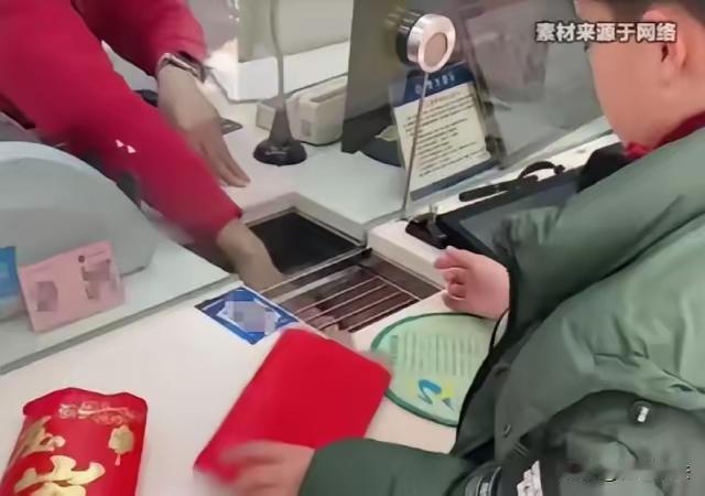 浙江杭州，12岁的孩子收到了2万元的压岁钱，父母让娃上交，说暂时帮忙保管。孩子不