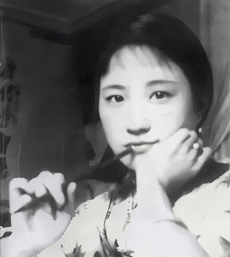 1965年，陆小曼在昏睡中，拔掉了自己的氧气管。她微微睁开双眼，对赵清阁笑着说：