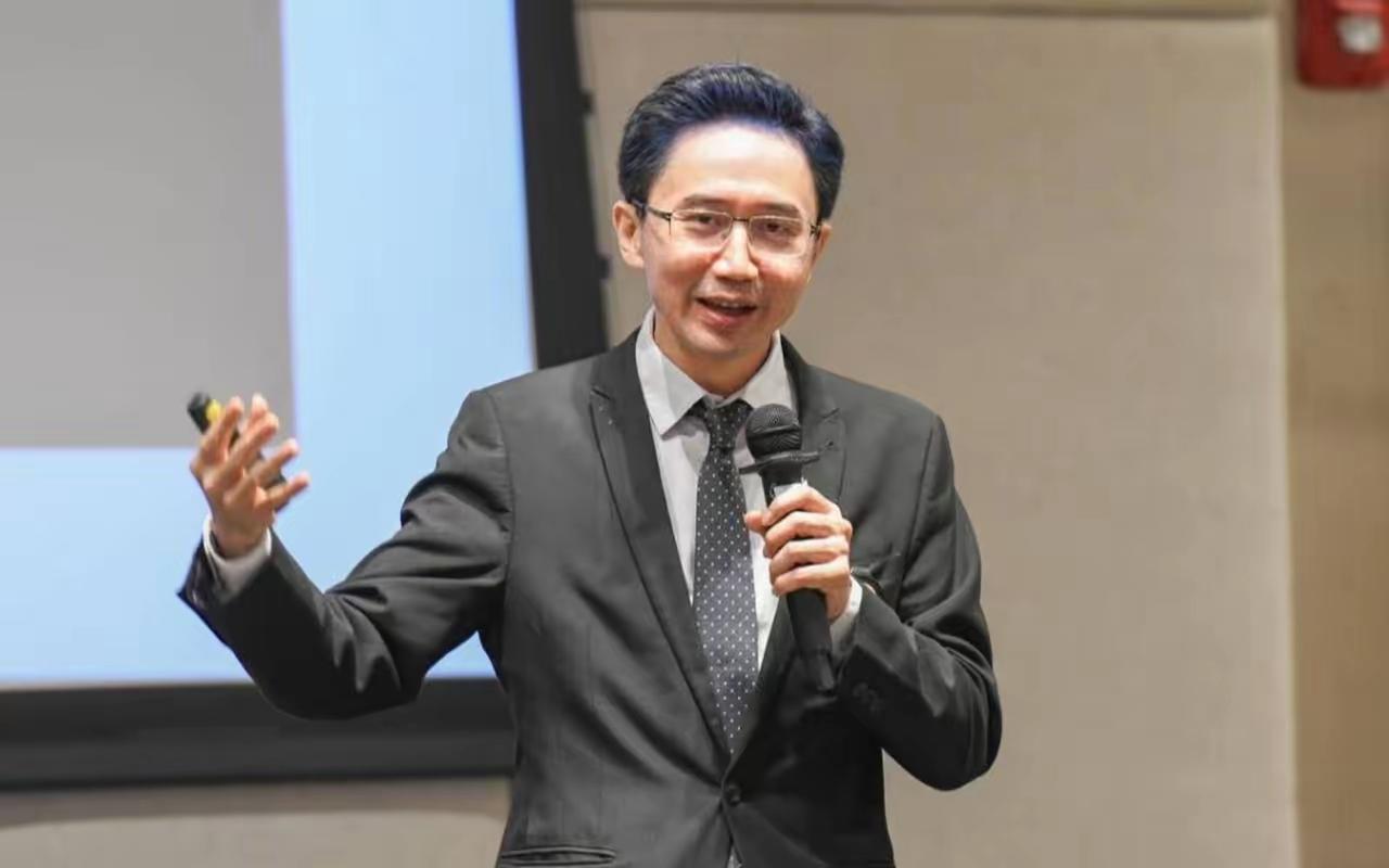 他信家族再次辅佐裕差南·翁沙瓦，向泰国下届新总理一职发起冲击，难度很大的，也可以