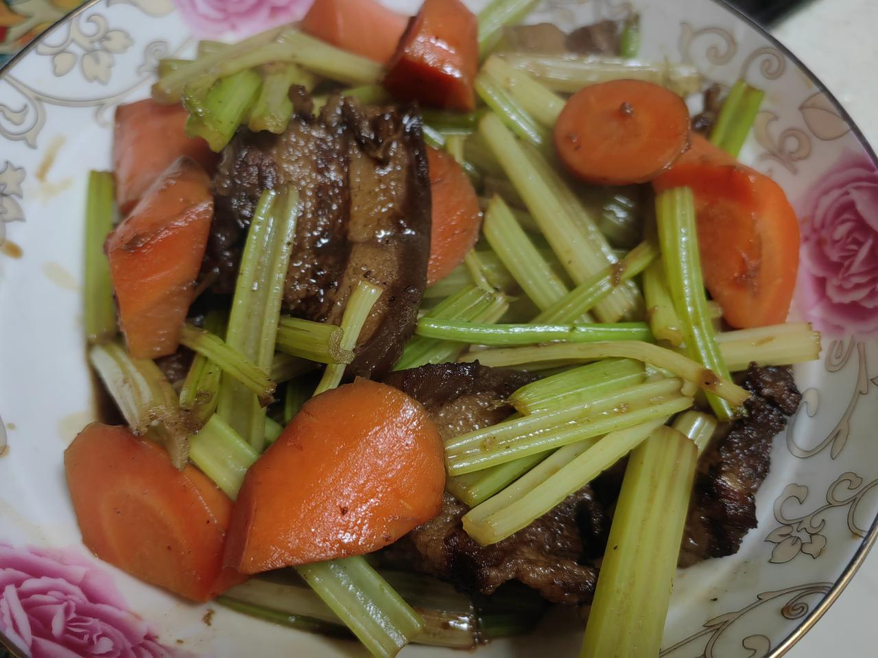 老两口的晚餐。剩猪肉配芹菜胡萝卜回锅，非常赞，加鸡蛋西红柿汤，实在舒服。我是剩菜