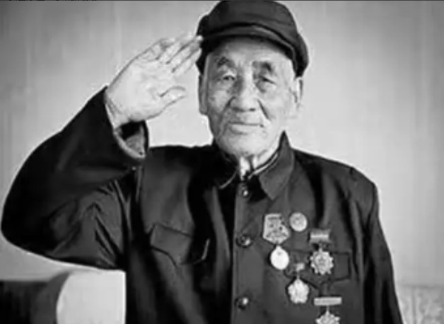 1994年，一个叫冬妮的人来到志愿军第47军“调查”自己的父亲，可是查遍了资料也
