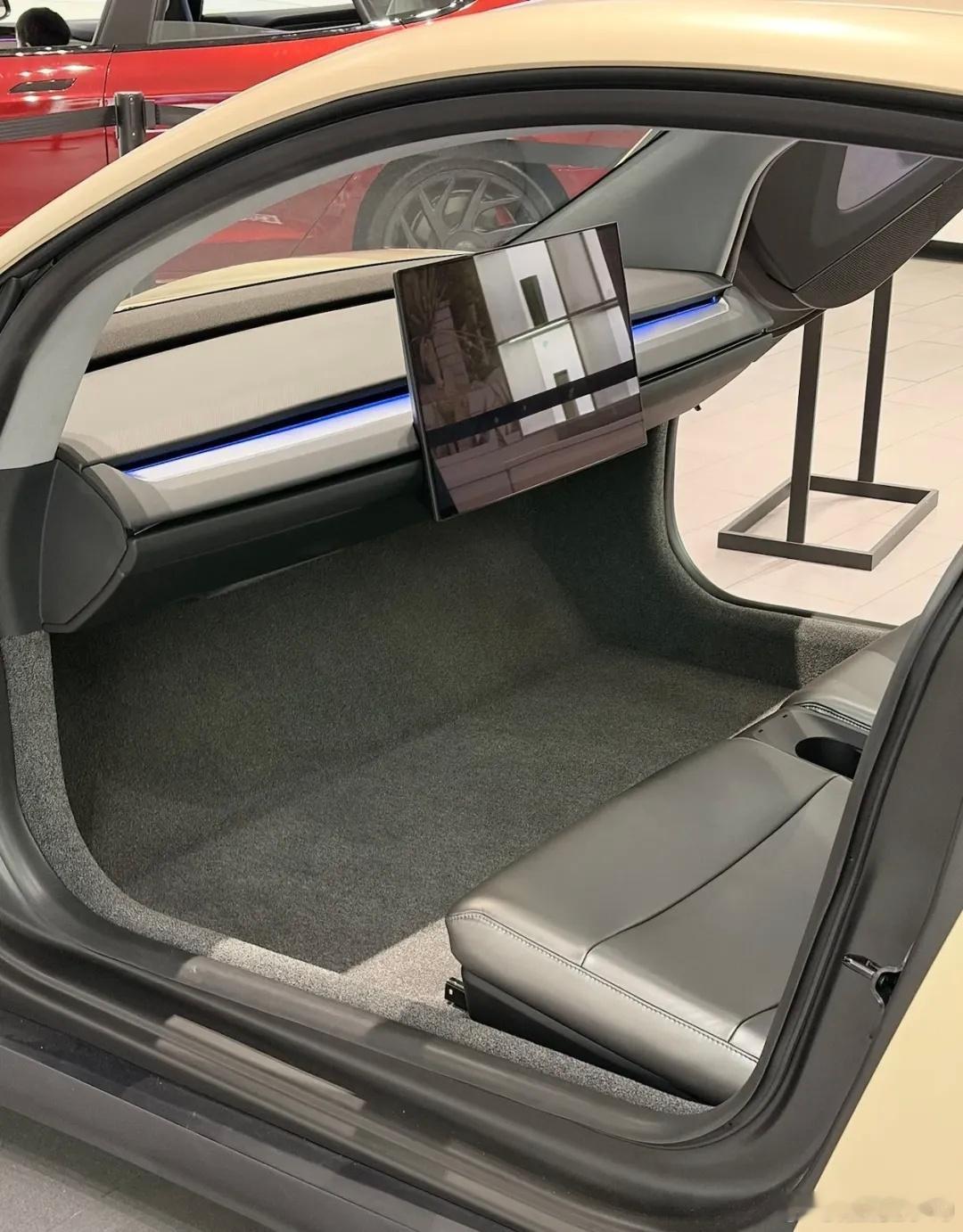 方向盘没了、后视镜没了，就连加速、制动踏板也都没了不敢相信汽车真的有一天能发展