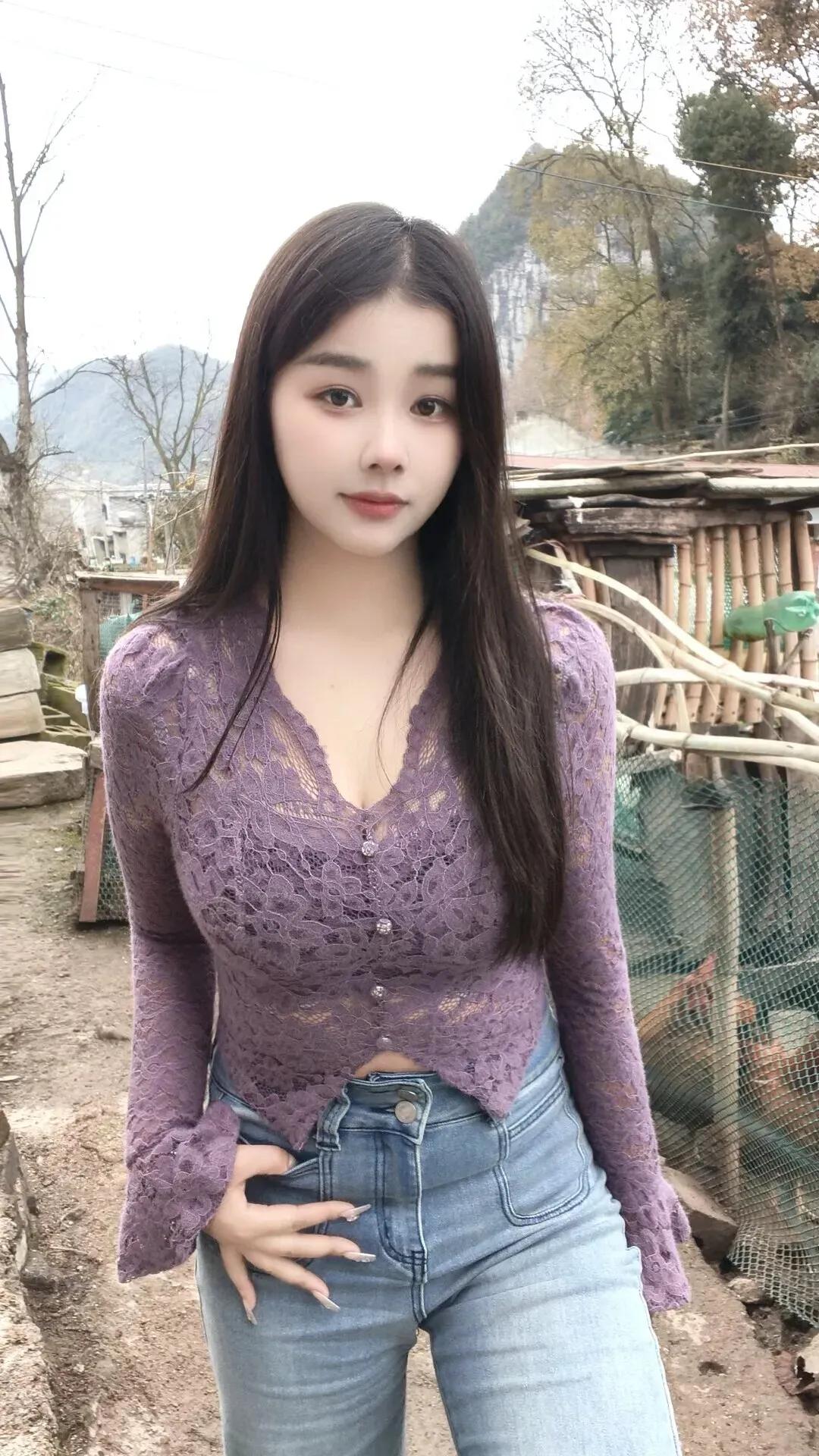 甜美少女风穿搭，紫色蕾丝上衣搭配牛仔裤，清新自然！💕女人最耐看的长相是什么样的