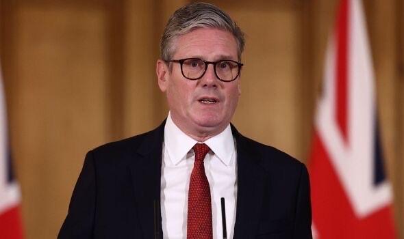 斯塔默表示他将继续担任英国首相英国首相斯塔默当地时间周一在唐宁街向工作人员发