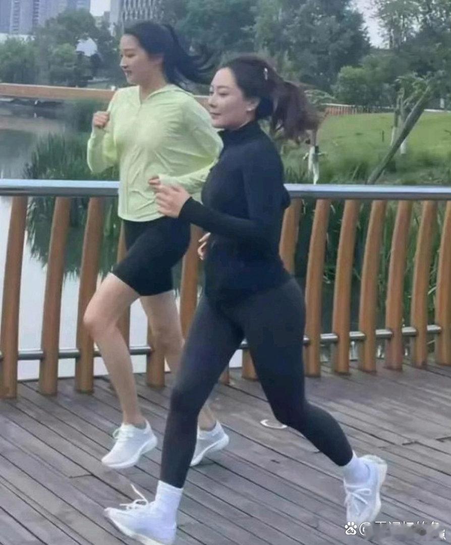 网友公园偶遇晨跑的关晓彤，一双修长长腿格外吸睛，比例优越近乎占到身形三分之二。