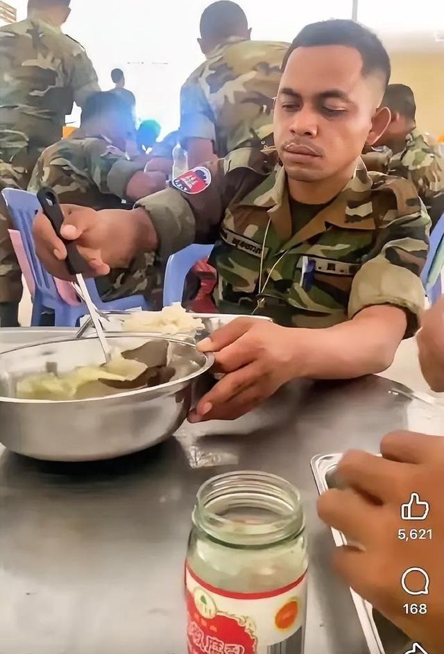 就问洪森，这种伙食标准，士兵吃了还有力气打仗吗？柬埔寨的士兵正餐吃不了有钱人轻食