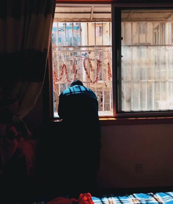 她坚持5年为楼下独居老人送饭，丈夫曾不理解，老人离世后社区电话让夫妻俩泪目在我