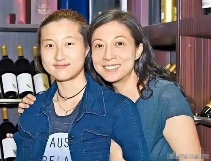 成龙，连夜冲上热搜。 7月15日，72岁的成龙，冲上热搜，关于私生女传闻，吴