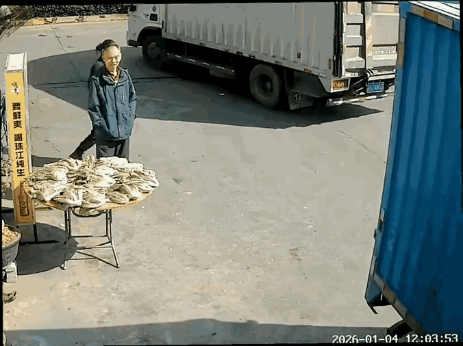 很多人都说这位老人坏到骨子里去了，但是我却觉得这位老人的做法，是真的一点问题也没