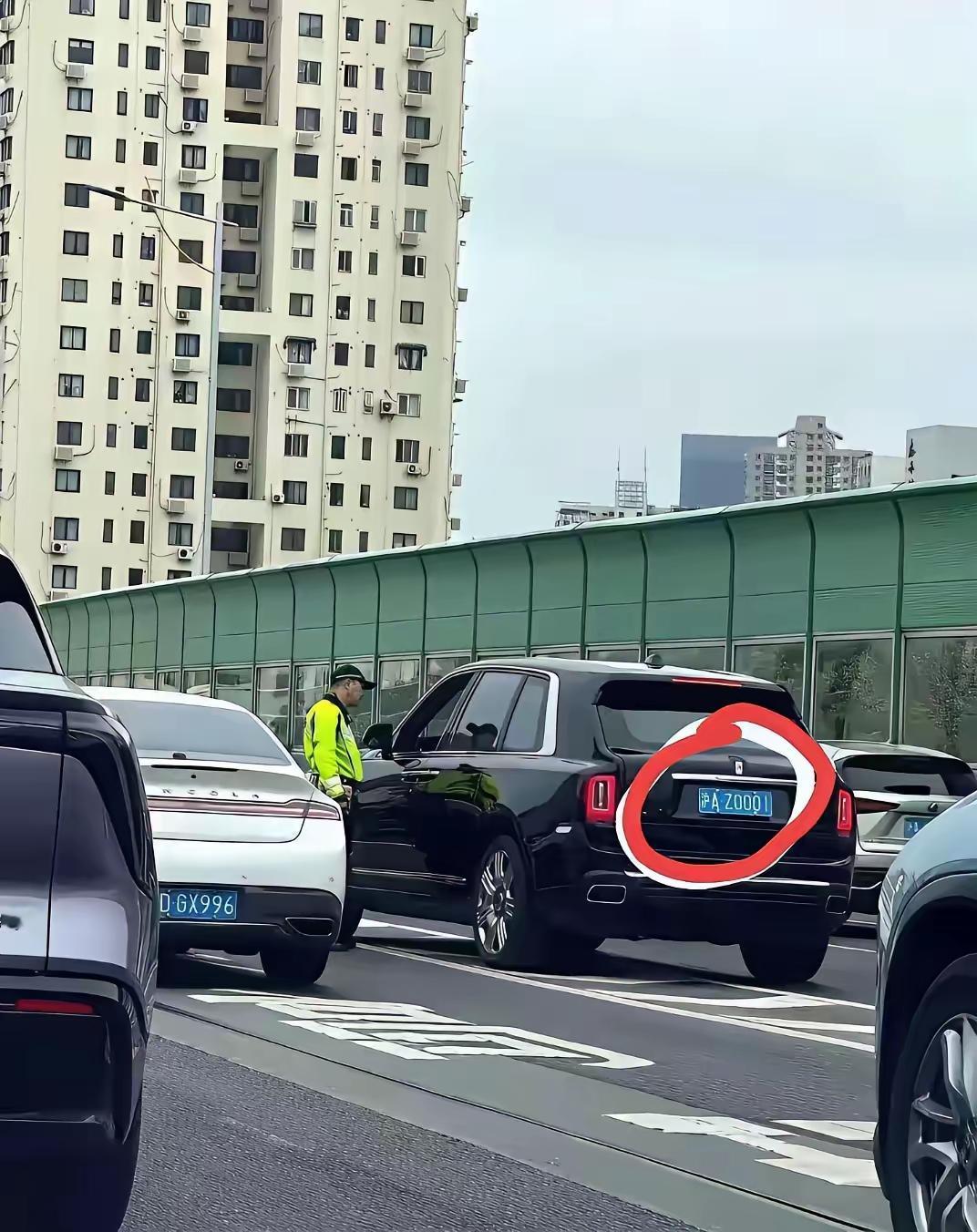 这种车最容易被警察拦下来，看是不是套牌