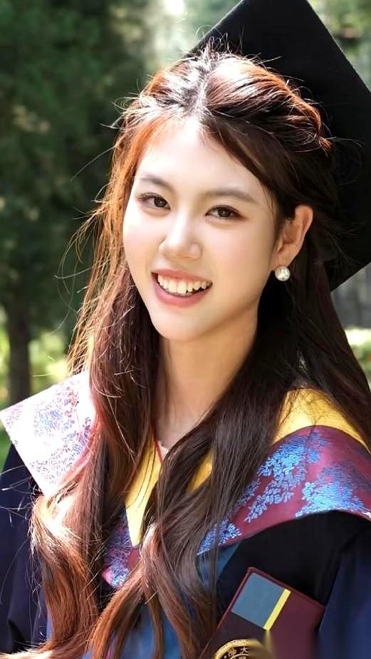 网上刷到一个姑娘的履历，25岁。本科，中山大学。以为她会一路苦读，结果人家硕
