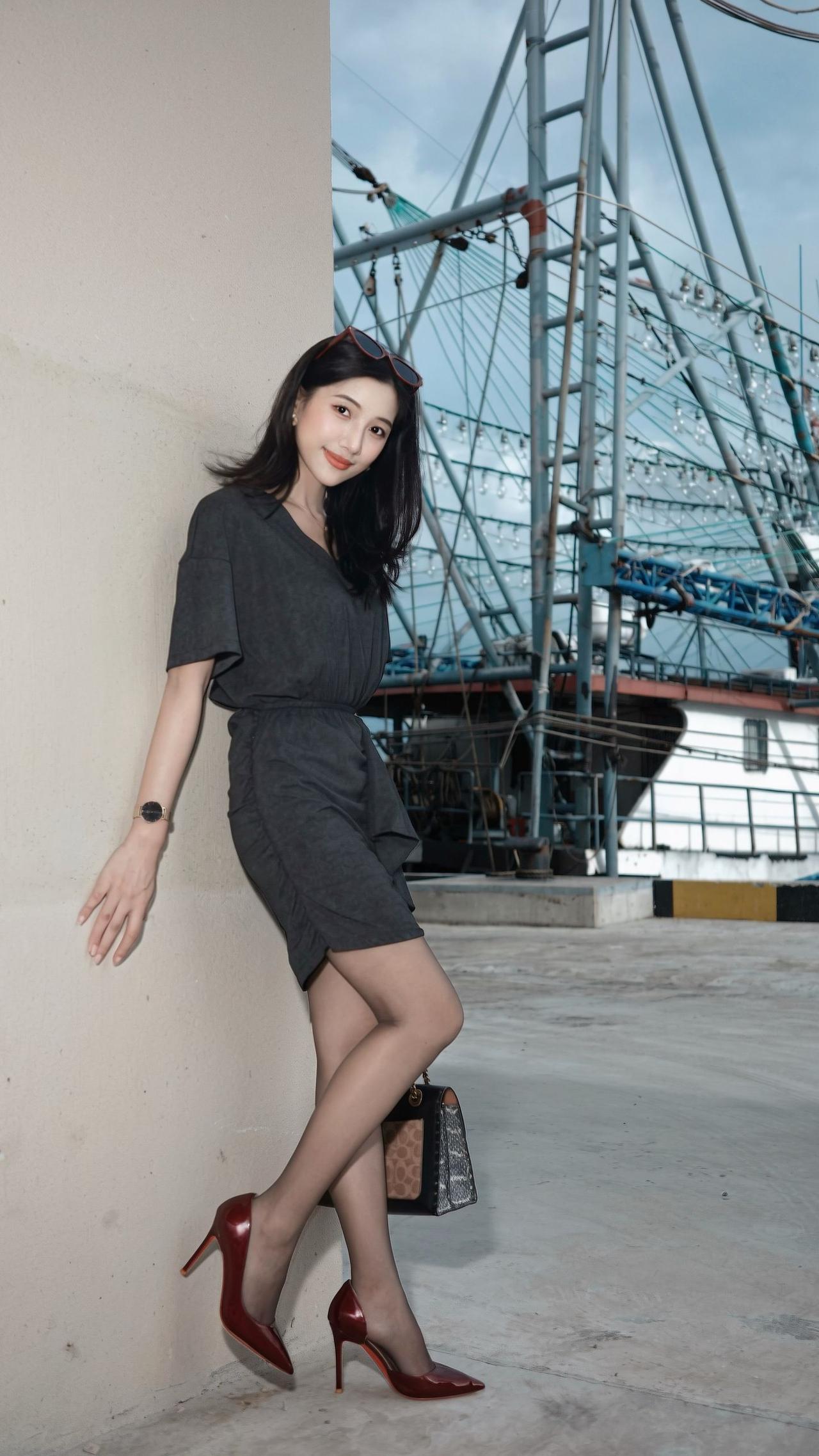 在你眼里，什么样的女人最漂亮码头与海风，黑裙搭配红高跟，在工业风景致里，碰撞独有