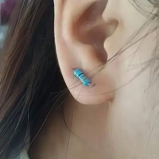 女同事疯狂炫耀男友送的几千欧耳环，我凑近一看直接笑喷。身边小妹最近天天跟我